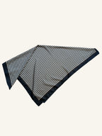 Pañuelo V Tostado Negro 90x90 cms.