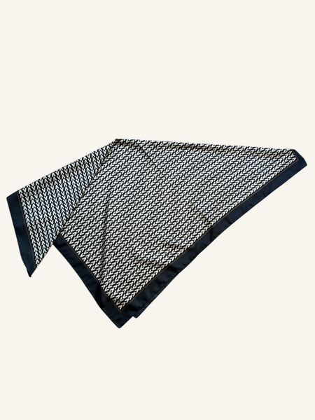 Pañuelo V Tostado Negro 90x90 cms.