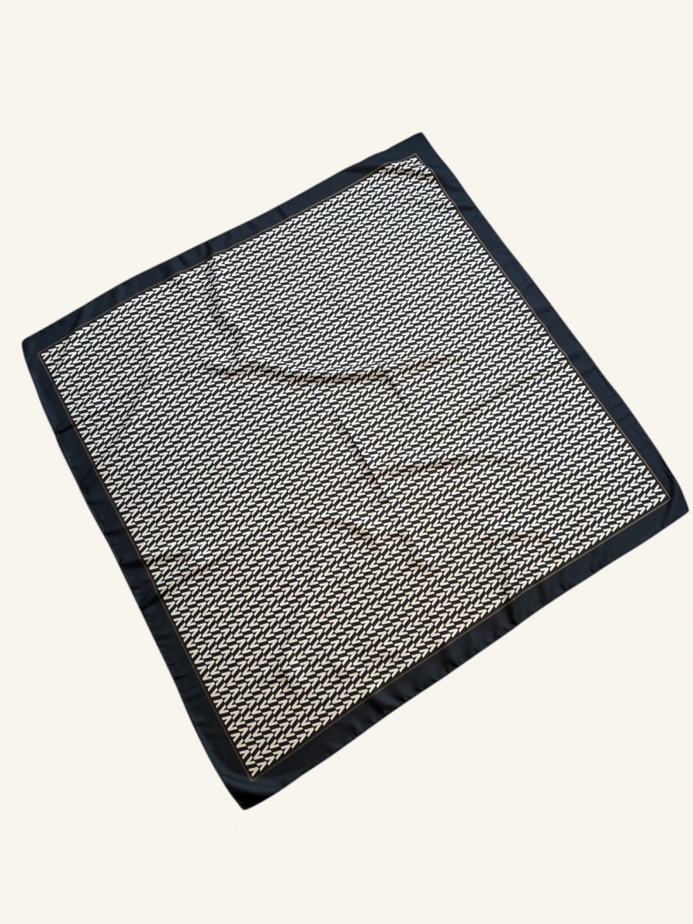 Pañuelo V Tostado Negro 90x90 cms.